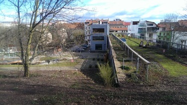 Obr. 4b: Zelen stecha na objektu v doln ulici v Brn (http://www.otevrenazahrada.cz/uvod.aspx)