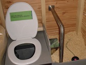 suché WC s pilinami, Francie - Bretaň