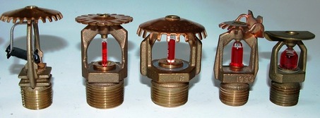 Obr. 4 Sprinklery s různou tepelnou odezvou a provedením tepelné pojistky