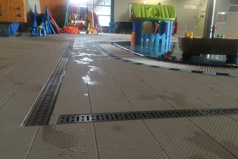 Bezpečné odvodnění mokrých ploch okolo bazénu s nerezovým žlabem RONN Compact v Brně Kohoutovicích