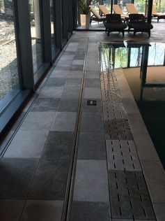 Bazén v hotelu Villa Regenhart, Jeseník. Nerezový štěrbinový žlab RONN z chemické oceli 316 s mezerou pouze 8 mm.