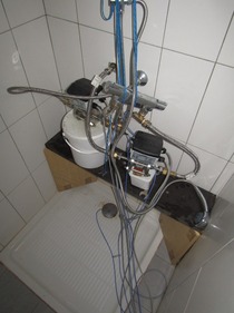 Obr. 6 Zapojení měření ve sprchovém koutu (termostatická baterie, průtokoměry a teplotní čidla)