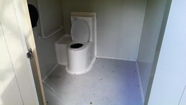 Obr. 4 : Suché záchody jako veřejné toalety na turisticky exponovaných lokalitách