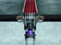 Instalace žlabu MEA PG EVO s vodotěsným detailem. Těsné a bezschodové napojení na podlahu zjednodušuje spádování litých podlah.