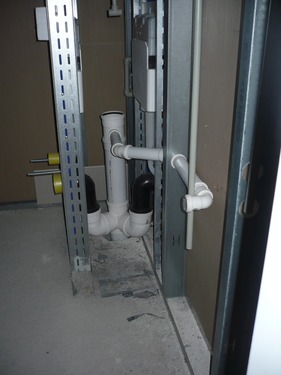 Obrázek 7 – Použití rohové odbočky pro napojení připojovacích potrubí od záchodových mís na nedokončené splaškové odpadní potrubí