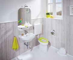 Klozet Baby s barevnmi prknky v dtsk koupeln