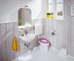 Klozet Baby s barevnmi prknky v dtsk koupeln