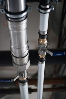 Při výměně instalací teplé a cirkulační vody v Terminálu 1 a 2 byla použita kombinace nerezového systému Sanpress Inox a plastohliníkového systému Smartpress od společnosti Viega. (foto: Viega)