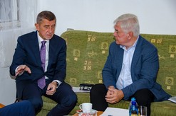 Vladimír Brandt diskutuje s premiérem Babišem o úsporách energií.