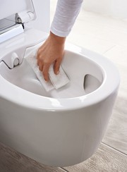Jednoduché čištění WC mísy bez splachovacího okraje.