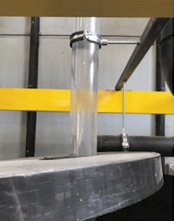 Obr. 2 Pohled na transparentn st odtokovho potrub pi testovn hydraulick kapacity vtok pi vce vzdut 55 mm (varianta 1)