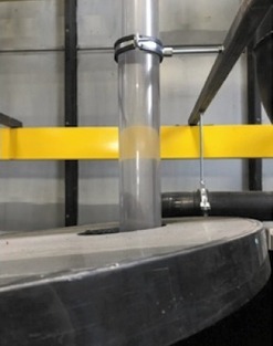 Obr. 2 Pohled na transparentn st odtokovho potrub pi testovn hydraulick kapacity vtok pi vce vzdut 55 mm (varianta 3)