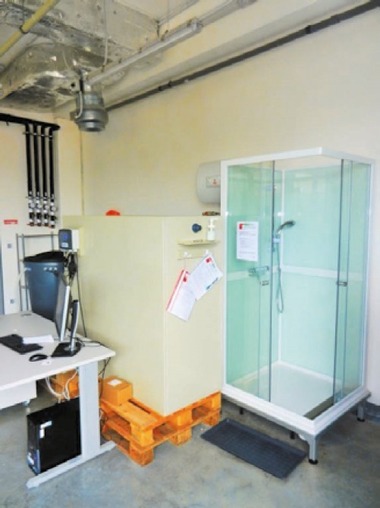 Obr. 2a Fotografie sprchového koutu a pískového filtru testovacího celku, pořízená na AdMaS VUT v Brně