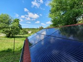 Střecha je osazena deseti kusy fotovoltaických panelů o&nbsp;celkovém nominálním výkonu 3&nbsp;kWp