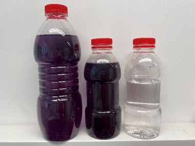 Obr. 2 vlevo: Vzorky odebrané vody při testování – zleva vstupní voda, koncentrát, vyčištěná voda (permeát)