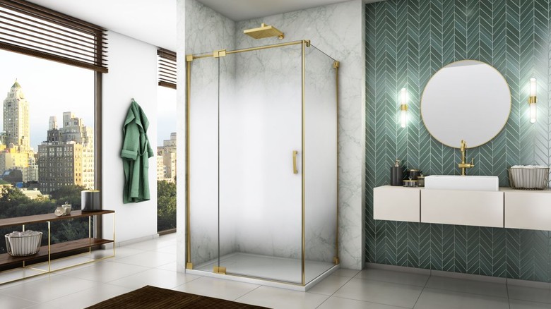 Sprchový kout CADURA&nbsp;GOLD LINE &#8211; křídlové sprchové dveře s&nbsp;pevným dílem a&nbsp;boční stěnou, sklo Shade pro zajištění intimity ve sprše. Sprchová vanička LIVADA.