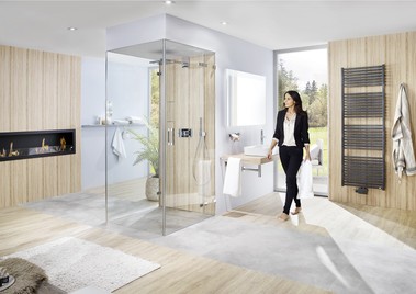 PUR – praktický a komfortní sprchový kout ve tvaru „U“ – jednokřídlé dveře, dvě boční stěny, chrom, čiré sklo.