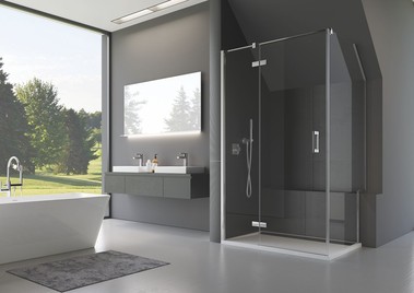 Sprchový kout PUR – jednokřídlé dveře s pevnou stěnou v rovině s vyrovnávacím profilem, boční stěna s výřezem a zkosením, chrom, čiré sklo. Sprchová vanička ILA.