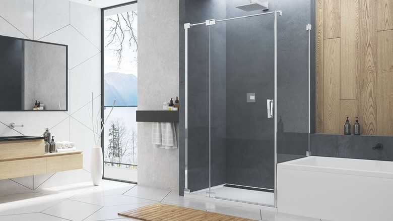 Sprchový kout CADURA &#8211; jednokřídlé dveře s&nbsp;pevnou stěnou v&nbsp;rovině a&nbsp;zkrácenou boční stěnou &#8211; s&nbsp;napojením na vanu, aluchrom, čiré sklo. Sprchová vanička ILA.