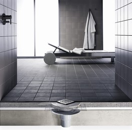 I při rekonstrukci lze snadno realizovat sprchy v úrovni podlahy. S využitím koupelnových odtoků Viega Advantix, které se vyznačují extrémně nízkou montážní výškou. (foto: Viega)