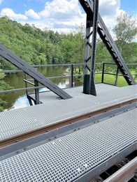 Kompozitní mřížkové rošty MEA na železničním mostě s velkým rozpětím u Ratají nad Sázavou