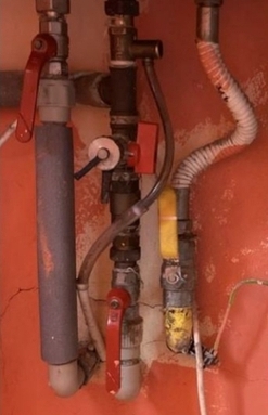 Chybné napojení odtoku od pojistného ventilu ohřívače vody