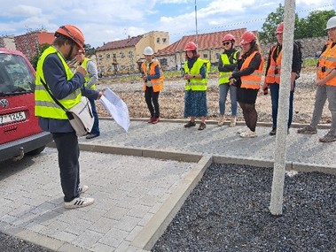 Obr. 2. Vsakovn pes propustnou dlabu a povrchov vsakovac objekty do podzemnch akumulanch objekt na okraji arelu Modanskho cukrovaru (foto: I. Kabelkov)