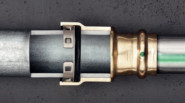 Aktuln model 4213.2 je od vrobnho data 12. z 2025 certifikovn tak pro instalace se silnostnnmi nerezovmi trubkami. Oven data vroby je mon prostednictvm ttku na vrobku, kde je datum umstno nad rovm kdem obalu. (foto: Viega)