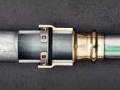 Aktuln model 4213.2 je od vrobnho data 12. z 2025 certifikovn tak pro instalace se silnostnnmi nerezovmi trubkami. Oven data vroby je mon prostednictvm ttku na vrobku, kde je datum umstno nad rovm kdem obalu. (foto: Viega)