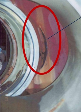 Obr.&nbsp;6 Kavita�n� po�kozen� t�lesa kulov�ho kohoutu: d�lka 40&nbsp;cm, ���ka 4&nbsp;cm, hloubka 2&nbsp;mm