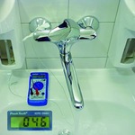 Obr.&nbsp;5 Uzavretá nástenná armatúra so sériovým pripojením studenej a teplej vody napr. cez dvojité prietokové nástenky počas stagnácie v&nbsp;noci prehreje teplotu studenej vody bežne nad 30&nbsp;°C. a&nbsp;–&nbsp;nameraná teplota na povrchu pákovej zmiešavacej batérie 46&nbsp;°C