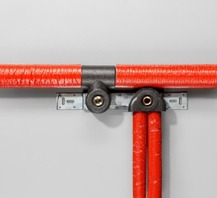 Obr.&nbsp;9 Hygienický box „TECEflex“, pre studenú a teplú vodu v&nbsp;zmysle hygienických požiadaviek. b&nbsp;–&nbsp;do predstenovej inštalácie na spoločnej kotviacej lište&nbsp;[13]