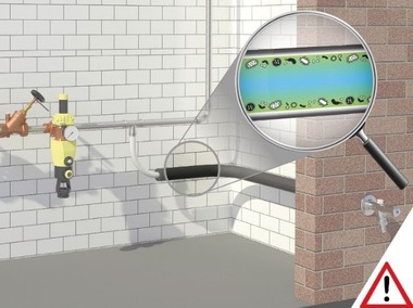 Obr.&nbsp;4 Rozdeľovač prietoku zabraňuje stagnácii vody núteným prietokom pri otvorení armatúry v&nbsp;akomkoľvek odbernom mieste v&nbsp;budove [f.&nbsp;Kemper]. a&nbsp;–&nbsp;výtok na hadicu s&nbsp;nepravidelným odberom vody, vysoké hygienické riziko množenia baktérií