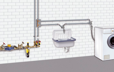 Obr.&nbsp;5 Spôsoby inštalácie Venturiho rozdeľovača prietoku KHS [f.&nbsp;Kemper]. b&nbsp;–&nbsp;na stúpacom potrubí