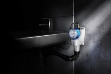 Obr.&nbsp;6 Príklady inštalácie hygienických preplachovacích jednotiek [f.&nbsp;Geberit]. b&nbsp;–&nbsp;pre 1&nbsp;prívod vody s&nbsp;prietokom do 3&nbsp;l/min (vhodné pre prázdne byty, sezónne využívané objekty, pripojenie napr. na záhradný ventil, alebo pod umývadlo)