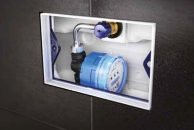 Obr.&nbsp;6 Príklady inštalácie hygienických preplachovacích jednotiek [f.&nbsp;Geberit]. c&nbsp;–&nbsp;na dodatočnú inštaláciu do podomietkovej splachovacej nádržky WC s&nbsp;preplachovacím prietokom 2&nbsp;&times;&nbsp;4&nbsp;l/min