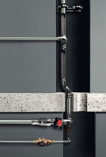 Obr.&nbsp;9 Systém In liner „rúrka v&nbsp;rúrke“ pre cirkuláciu studenej (aj teplej) vody. c&nbsp;–&nbsp;päta stúpacieho potrubia s&nbsp;prívodným a cirkulačným potrubím [f.&nbsp;Viega]