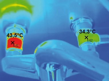 Obr.&nbsp;2 Teploty na povrchu nástennej výtokovej zmiešavacej batérie na prívode studenej a teplej vody (Schulte, 2012)