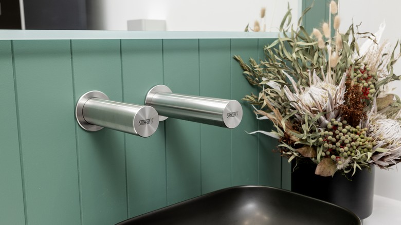 Nové optické senzory Time of Flight u bezdotykových armatur a dávkovačů Sanela